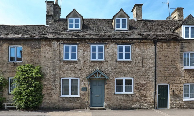 Tetbury House | Coombers Mead Cottage: Central Location with 3 Ensuites