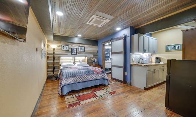 Texarkana Apartment | Pet-Friendly Central Texarkana Studio with Railroad Views