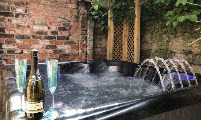 Ripon House | Stylish Central Townhouse with Hot Tub & 9.8 Star Rating