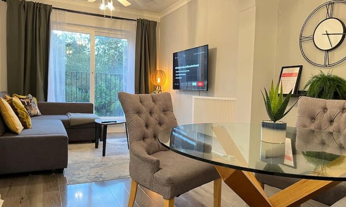 East Wickham Apartment | Prime Central Welling Flat - Guest Rated 9.5/10!