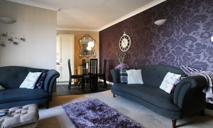 New Town Apartment | Newly Refurbished 2-Bedroom Flat with Pool & Breakfast