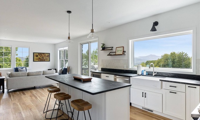 Waterbury Center House | Ideal Getaway: Easy Access to Stowe & MRV with Breakfast