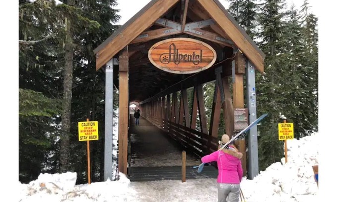 North Bend Cabin | Ideal Hotel Near Ski Resorts with High-Speed Internet