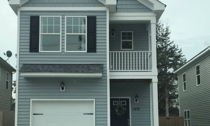 North Central House | Conveniently Situated Near Town Center, Virginia Beach!