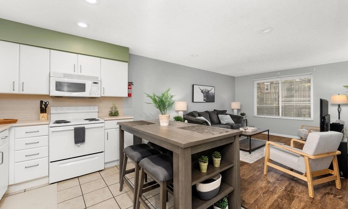 University District Apartment | Prime Location 2-Bed Retreat: Pet & Child Friendly!