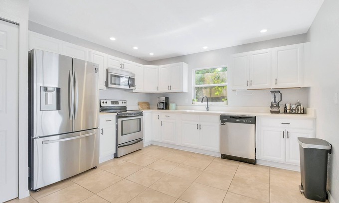 Clearwater House | Ideal 3-Bedroom Oasis Near Beach & City Life with Breakfast