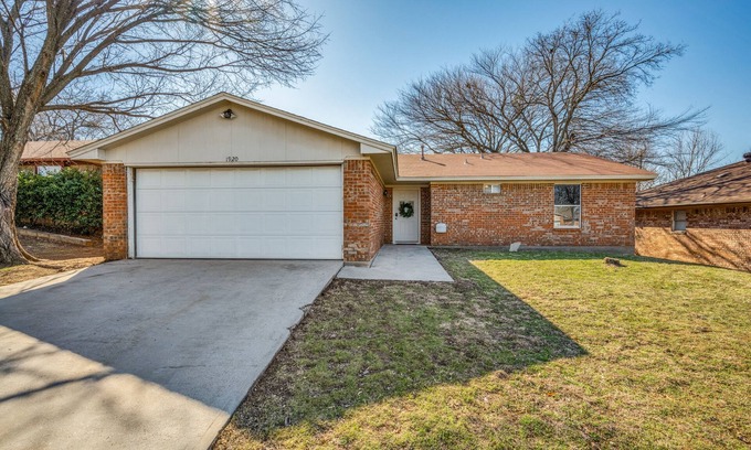 Denton House | Conveniently Located 3BR 2BA - Great for Families!