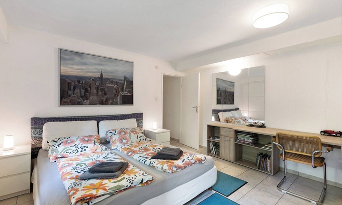 Charlottenburg-Wilmersdorf Apartment | Pet-Friendly Messe Apartment Berlin with Garden & Terrace