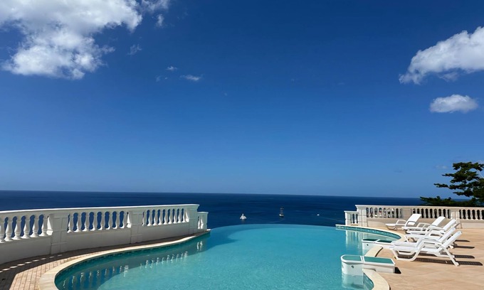 Giraudel Apartment | Cozy Apartment with Scenic Views and Top-notch Amenities