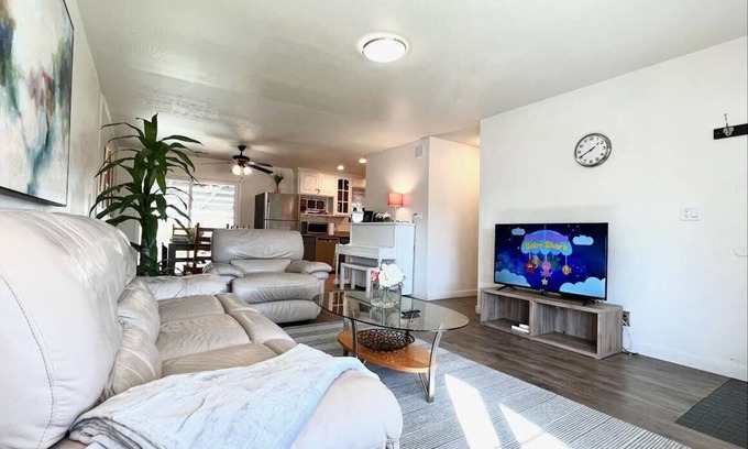 South Sundale House | Bright 3B2B Retreat in Fremont with Breakfast & Family Perks
