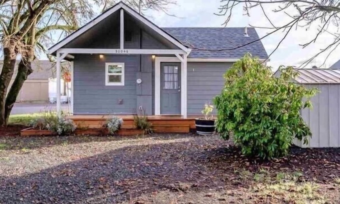 Shedd House | Centrally Located, Cozy Cottage