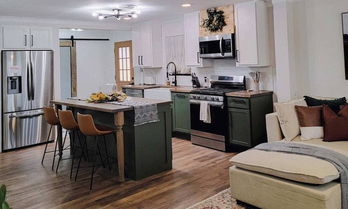Brownwood House | 9th Street Highland Home: Modern Family Retreat Awaiting You