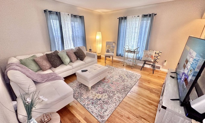 Roseville House | Cozy Farmhouse Bungalow with Spa & 9.8/10 Guest Rating