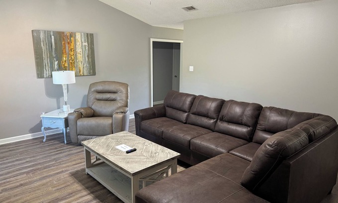 Cabot House | Centrally located in Cabot