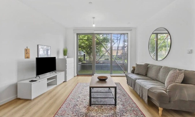 Wembley Central Apartment | Prime Location: Modern 2Bed 2Bath Apartment, Rated 10/10