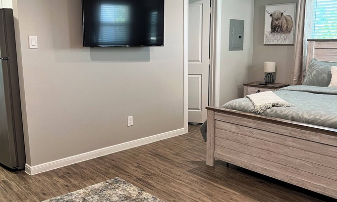 Montrose Apartment | Centrally Located. Montrose, Downtown, and Midtown. Free Covered Parking