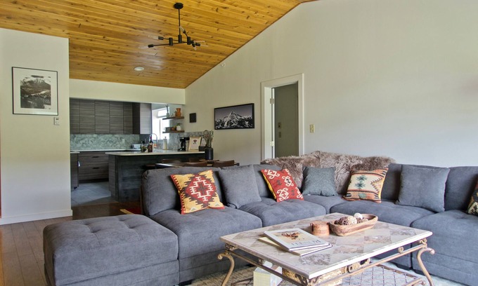 Big Sky Condo | Mountain Modern Condo with Spectacular Views & Spa Access