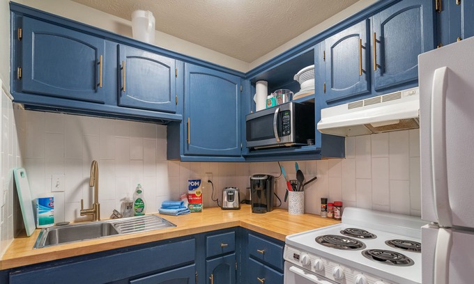 Hemlock Apartment | Centrally Located & Recently Updated Kokomo Apartment is Clean & Comfortable