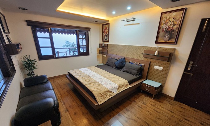 The Mall Road Villa | Cozy Rustic Villa Retreat in the Woods, Steps from Mall Road