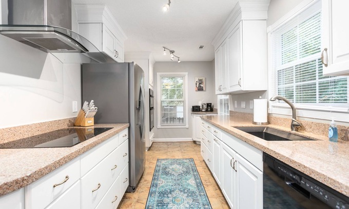 Greensboro House | Family-Friendly Home in Central Location with Spa & Breakfast