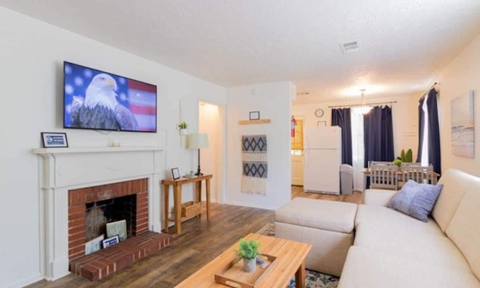 Columbus House | Conveniently Located - Delightful Doubles Unit E Awaits