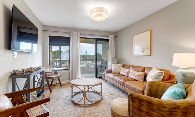 Isle of Palms Condo | Cozy Condo with Pool Access and Beach Proximity - 204A Oceanside