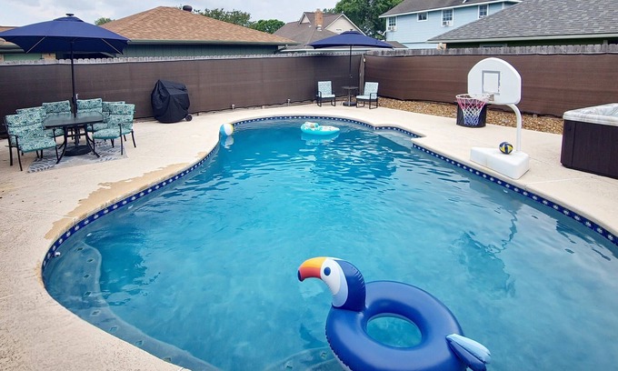 Deer Park House | Ideal Stay near Houston & Galveston with Pool and Spa