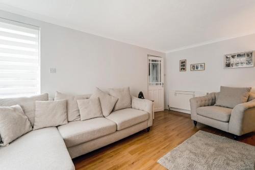 Cumbernauld House | Convenient 1 Bedroom House in Cumbernauld with Kitchen