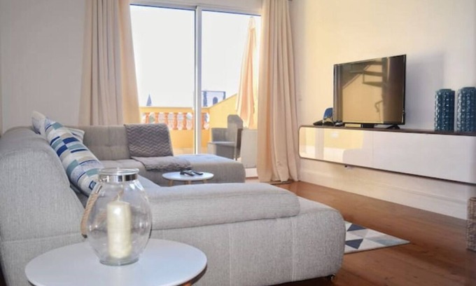 Imaculado Coracao de Maria House | Top Floor Terrace Retreat in Centre Funchal with Ocean Views