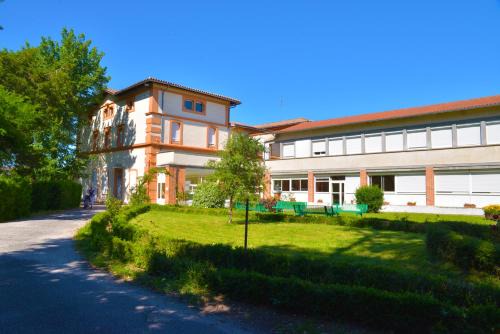 Montauban Hotel | Vibrant Centre Louis Ormières: Family-Friendly & Dining