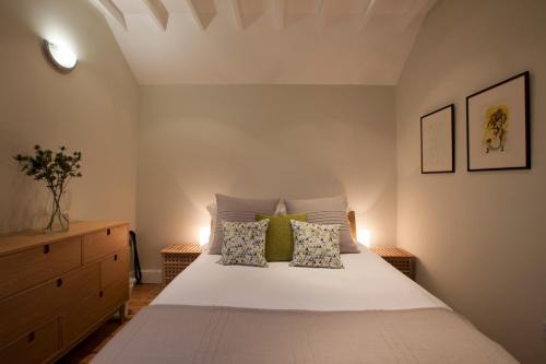 Pewsey House | Cozy 2 Bedroom Cottage - The Byre with Pool & Family Fun