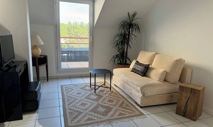 Objat Apartment | Centre Ville au Calme Avec Balcons et vue Dégagée
