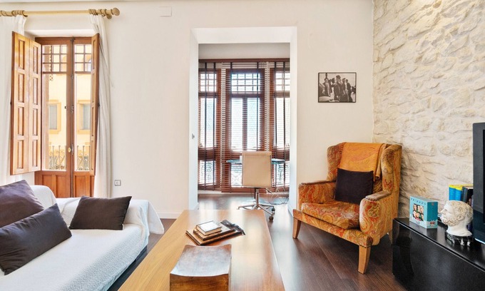 Alicante City Centre Apartment | Stylish Apartment for 2 with WIFI & Hot Tub in Alicante