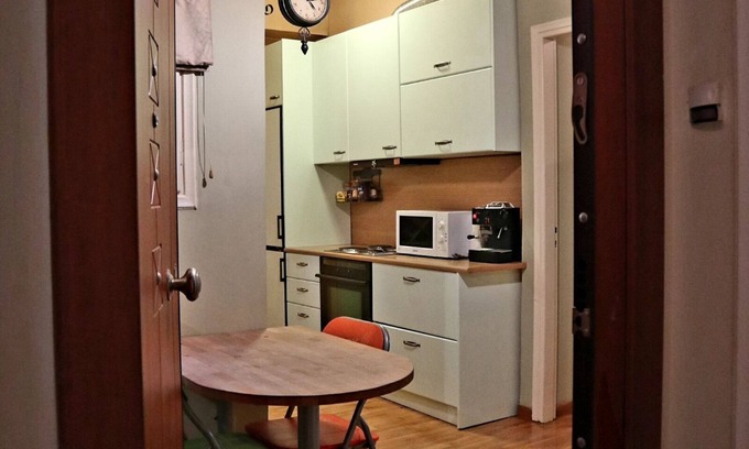 Omonia Apartment | Prime Centro Apartment with Hot Tub in Central Athens