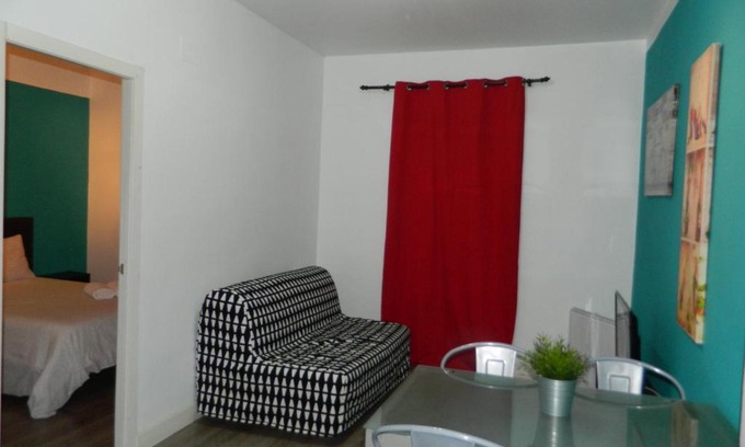 Moscardo Apartment | Family-Friendly Centro Madrid Rio - Monederos Awaits You
