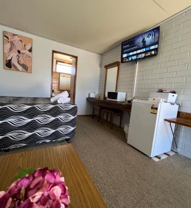 Finley Hotel | Pet-Friendly Century Motor Inn with Pool & Restaurant