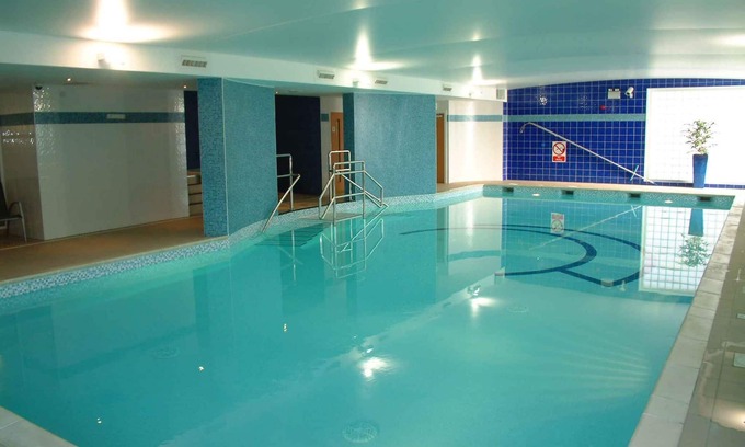 Butetown Apartment | Explore Century Wharf: 4-Star Comfort with Pool & Breakfast