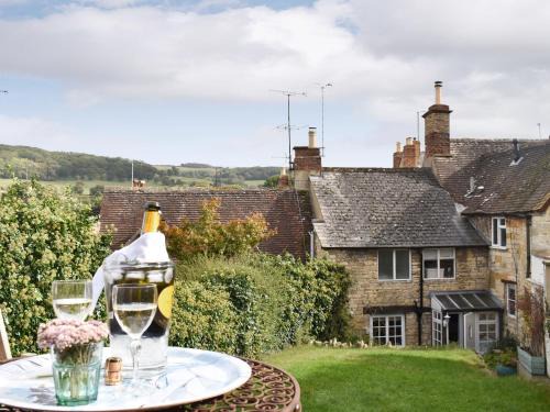 Winchcombe House | Discover Cenwulf Cottage: Pet-Friendly Retreat with Great Reviews
