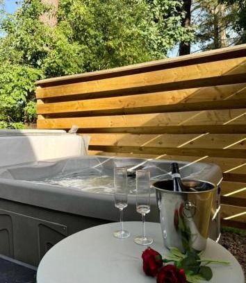 Almondbank Ski Chalet | Romantic Ceridwen 6: Hot Tub, Pet Friendly Getaway in Dundee
