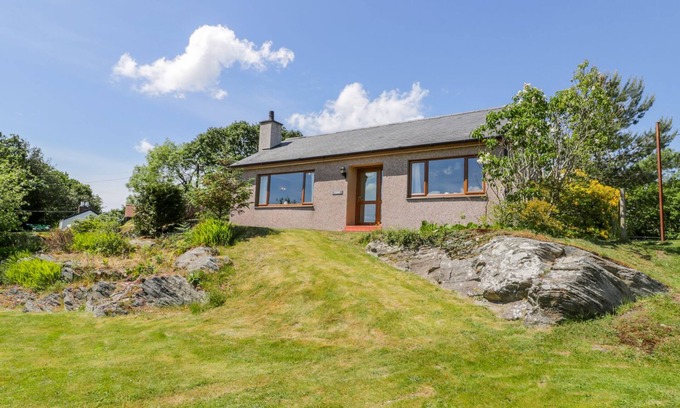 Penrhyndeudraeth Cottage | Pet-Friendly Getaway at CERIS: Cozy Cottage in Penrhyndeudraeth