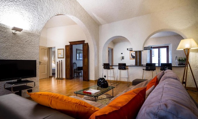 Cernobbio Apartment | Pet-Friendly Cernobbio Art Apartment with Relaxing Hot Tub