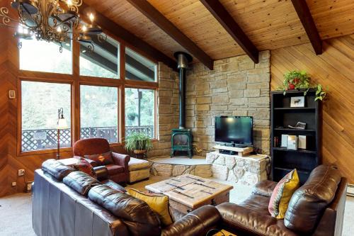 Alyeska Ski Chalet | Family-Friendly Cervin Chalet with Inviting Hot Tub