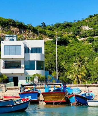 Ninh Hai Bed & Breakfast | Pet-Friendly Chành Rành House with Oceanfront Views