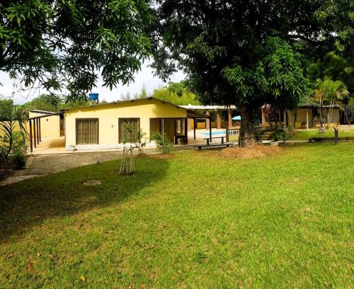 Guaratingueta House | Chácara charmosa com piscina, campo de futebol