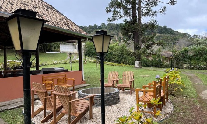 Santo Antonio do Pinhal House | Elegant Chácara Sakura: 4-Star Stay with Family-Friendly Perks