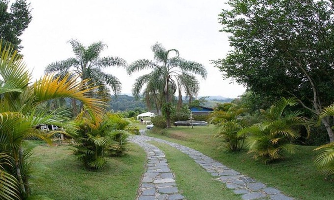 Aruja House | Discover CHÁCARA STA EDWIGES: Pet-Friendly Getaway