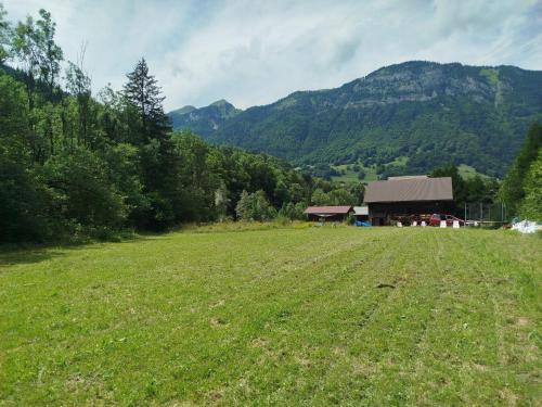 Entremont Ski Chalet | Inviting Châlet for 8 with River Access and Large Grounds