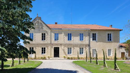 Queyrac Villa | Relax at Château Bernon Gite for 15 with Pool & Ocean Views