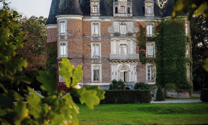 Le Rheu Hotel | Elegant Château d'Apigné: 5-Star Spa Retreat Awaits