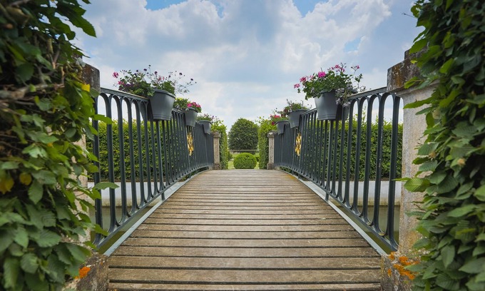 Saint-Jean-d'Ardieres Hotel | Elegant Château de Pizay: Pool, Spa & High Guest Ratings